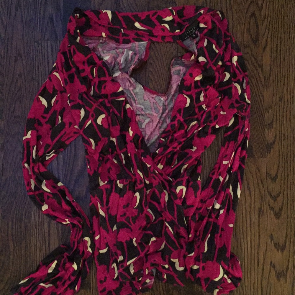 Tbags Los Angeles pink & black cross vneck top sm